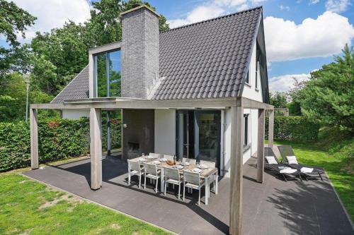 Luxe Villa op park Duinzicht Ouddorp — 4-Star Luxury Hotel in Ouddorp, Netherlands