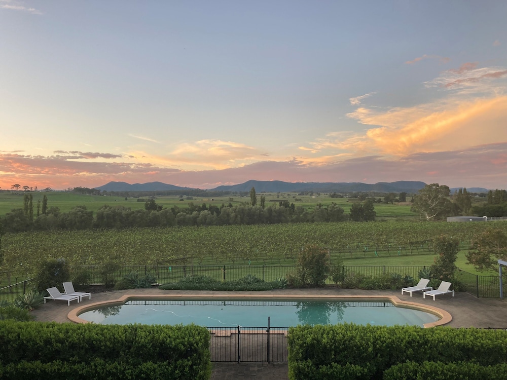 Tranquil Vale Vineyard & Cottages — 4-Star Luxury Hotel in Maitland, Australia