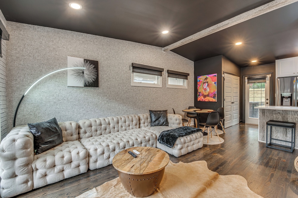 Modern Atlanta Retreat: Private Hot Tub & Yard