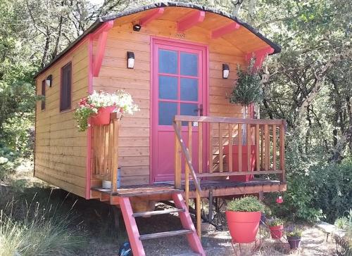 Roulotte Romantique Avec Piscine En Cevennes — Monteils
