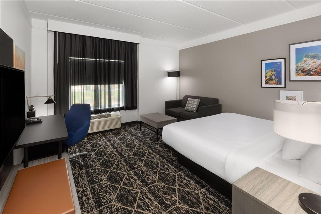 La Quinta Inn & Suites by Wyndham Houston Bush IAH South - photo 12