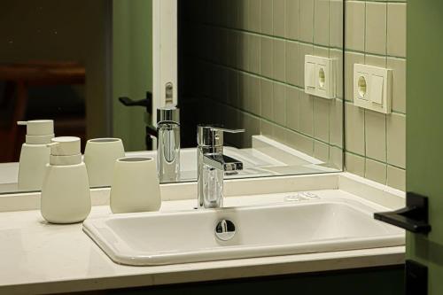 Chic 1BR Apt in Moedani complex By Wehost