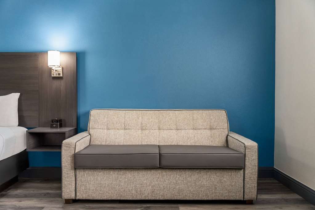 La Quinta Inn & Suites by Wyndham Round Rock North - photo 24