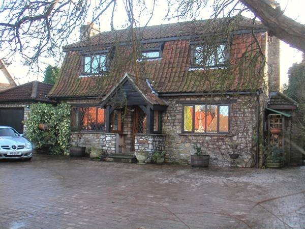 Crossover House — 4-Star Luxury Hotel in Almondsbury, United Kingdom