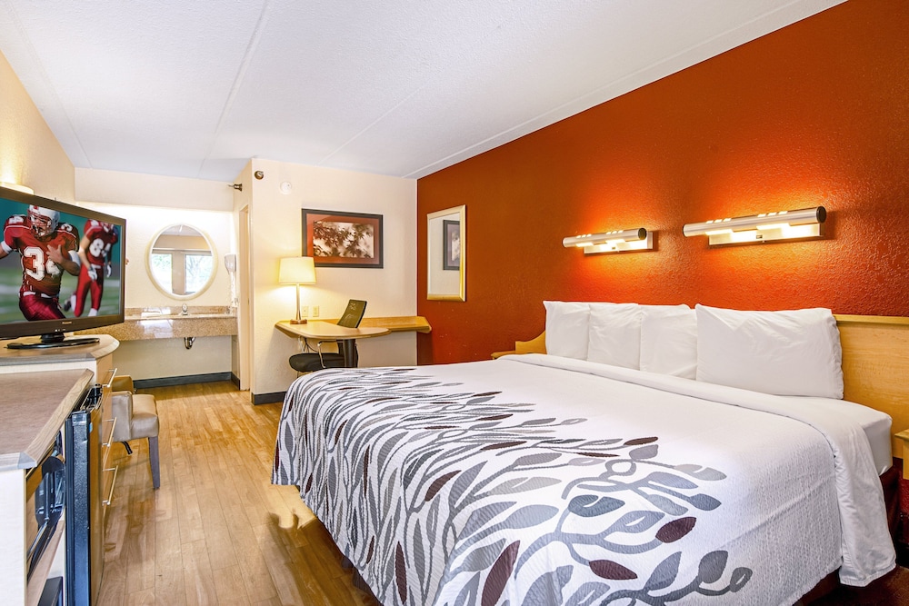 Red Roof Inn Fairmont - photo 8