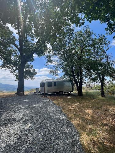 Modern Airstream with amazing view 10 to 15 minutes from Kings Canyon National Park — hotel in Dunlap