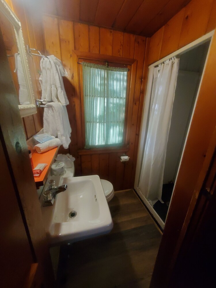 Bayview Lakefront Motel - photo 11