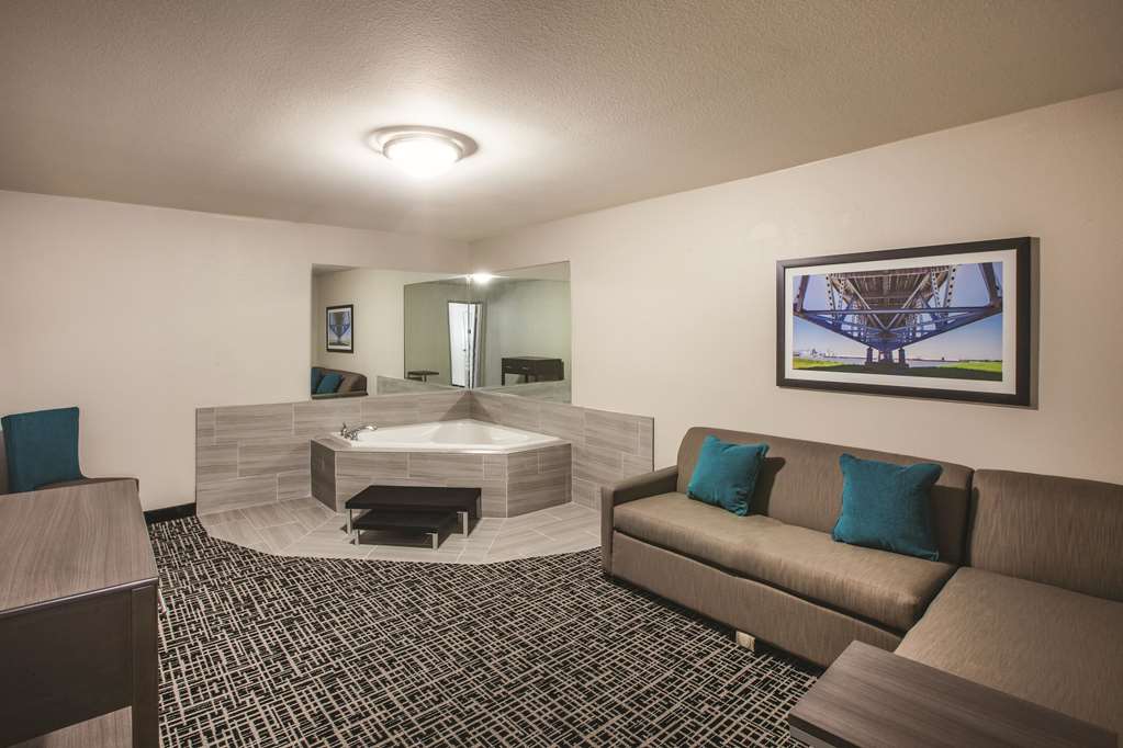 La Quinta Inn & Suites by Wyndham Walker Denham Springs - photo 11