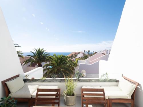 Bungalow Frente Al Mar Golf Piscina — 4-Star Luxury Hotel in San Miguel De Abona, Spain