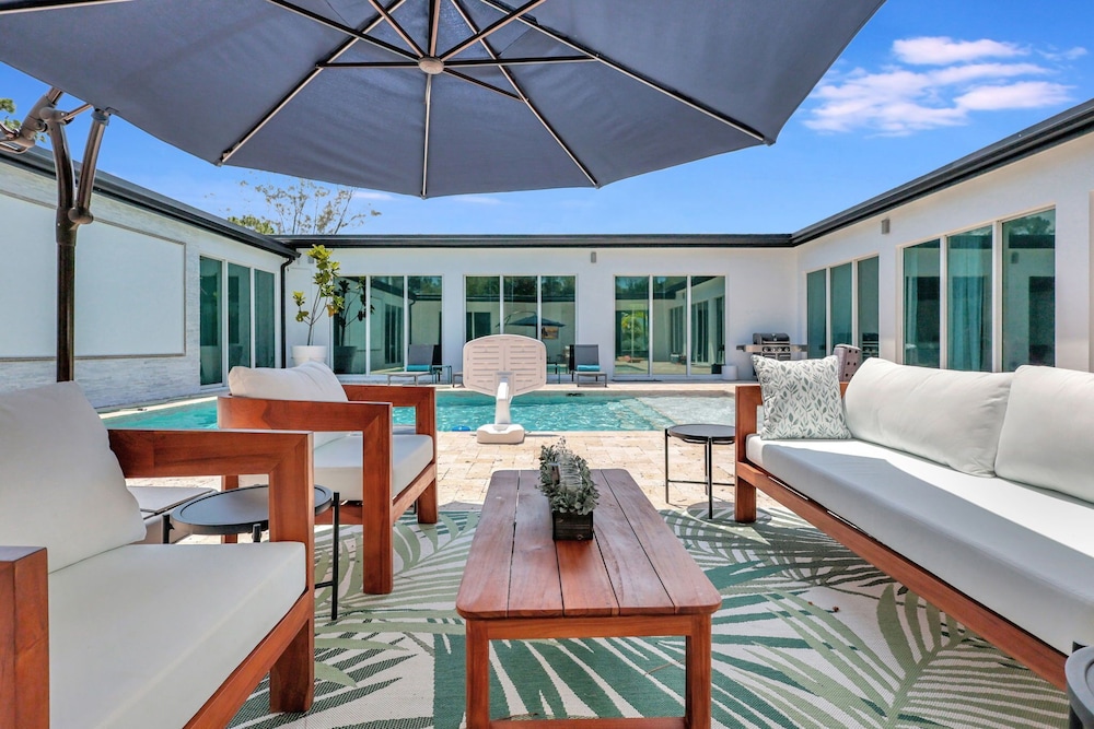 6BR Sleeps 15 Pool BBQ Firepit Games Stables More — 4-Star Luxury Hotel in Loxahatchee Groves, United States