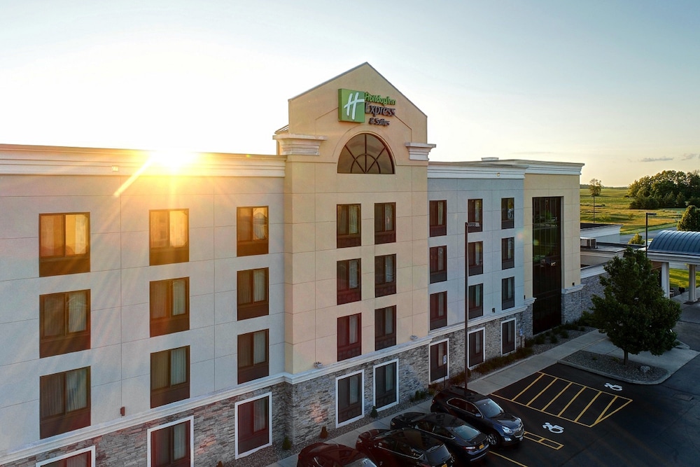 Holiday Inn Express Hotel & Suites Batavia Darien Lake by IHG