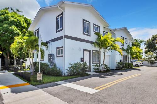 Sistrunk Shades Entire Compound 5 Homes 50 Guests — 4-Star Luxury Hotel in Fort Lauderdale, United States