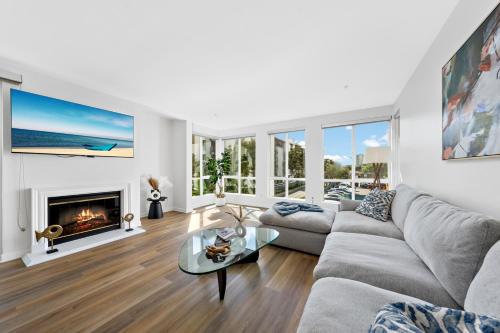The Turquoise Lounge Chic 2BR Beach view Pool Sauna — 4-Star Luxury Hotel in Los Angeles, United States
