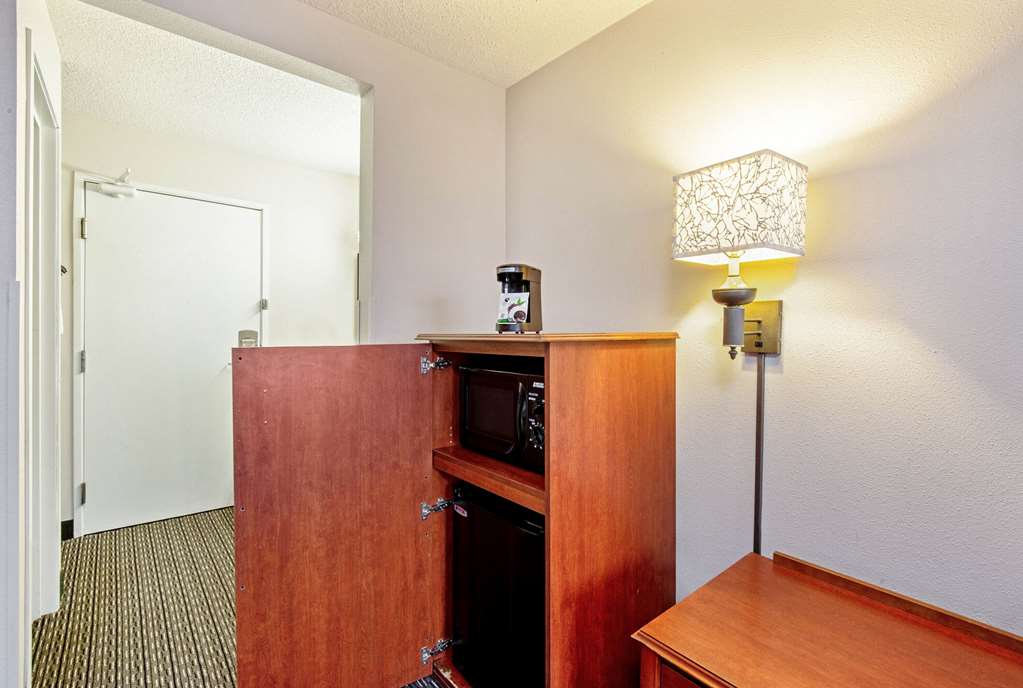 La Quinta Inn & Suites by Wyndham Harrisburg Airport Hershey - photo 13