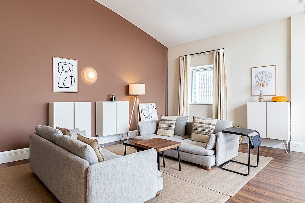 Bright and Stylish Riverside Haven in Canary Wharf — 4-Star Luxury Hotel in London, United Kingdom
