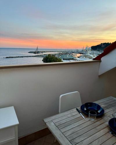 Appartamento sul mare con box auto — 4-Star Luxury Hotel in Varazze, Italy