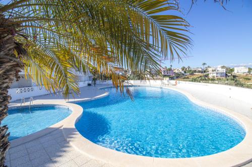 Renovated 2BD AC Wi Fi Pool Beach 350m — 4-Star Luxury Hotel in Porches, Portugal