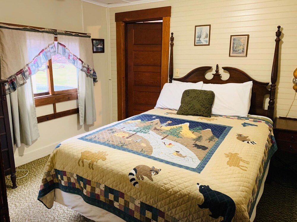 Carroll Motel & Cottages - photo 39