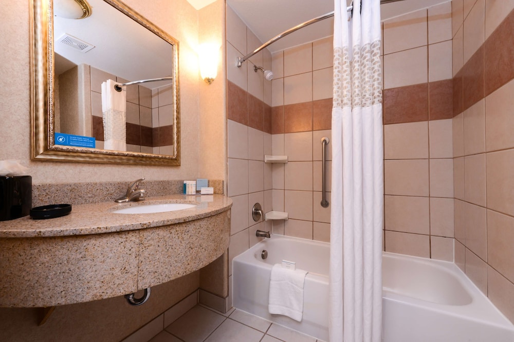 Hampton Inn & Suites Ontario - photo 25