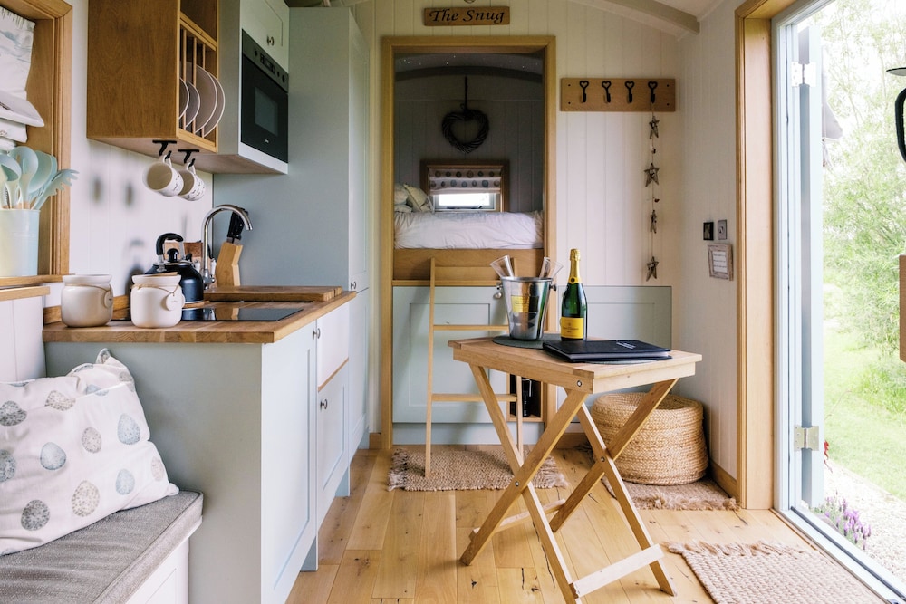 Shepherd’s Hut Hottub Wellnessspa Free Wifi in Nottingham, United Kingdom