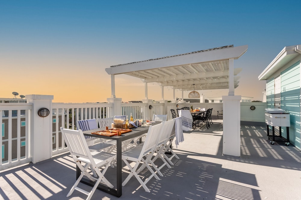 Sea Shell by Avantstay Breezy Beachside Getaway w Rooftop Deck & 6 BRs — hotel in Isle Of Palms