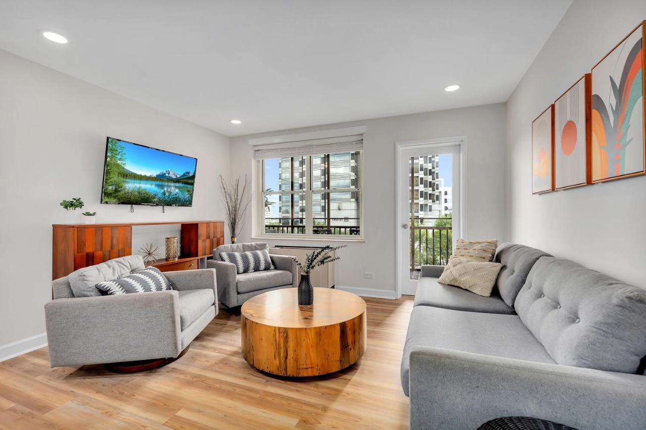 Peachtree Towers condo near arenas w balcony in Atlanta, United States