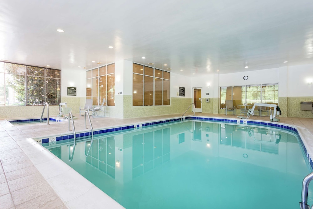 Hampton Inn Petersburg Southpark Mall - photo 17