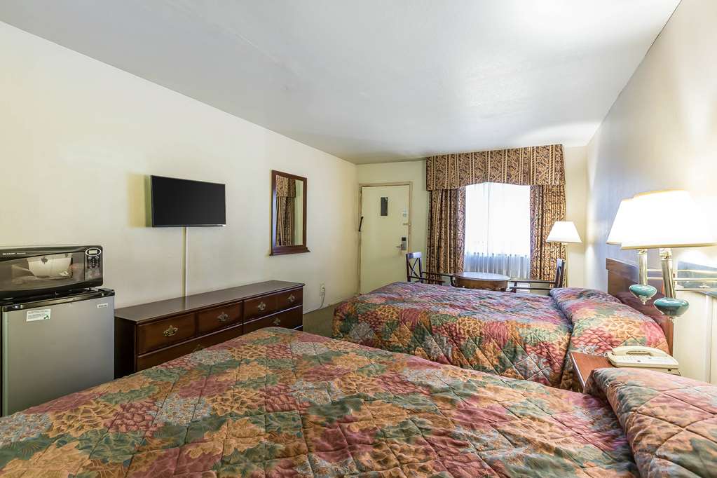 Rodeway Inn Magic Mountain Area - photo 15