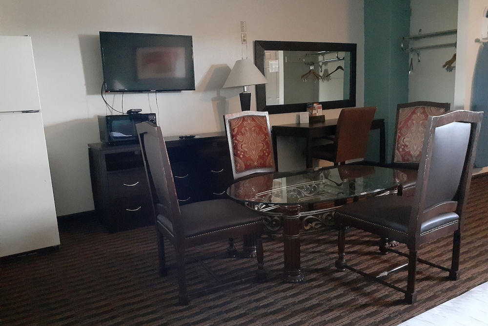Howard Johnson Inn Salina Kansas - photo 17