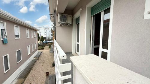 SE144 Senigallia comodo trilocale con aria condizionata e posto auto — 4-Star Luxury Hotel in Senigallia, Italy
