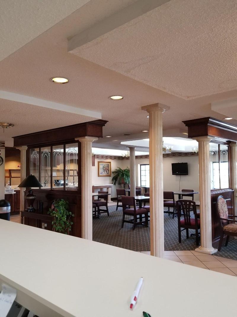 Gateway Inn and Suites - photo 9