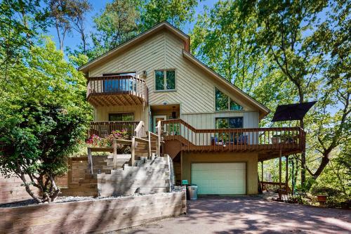 Yopp's Treehouse — 4-Star Luxury Hotel in Lake Lure, United States