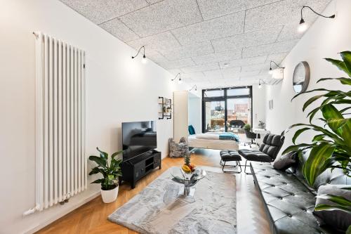 Lit Living Luxus Loft Box Spring Air Con BBQ Panorama — 4-Star Luxury Hotel in Mannheim, Germany