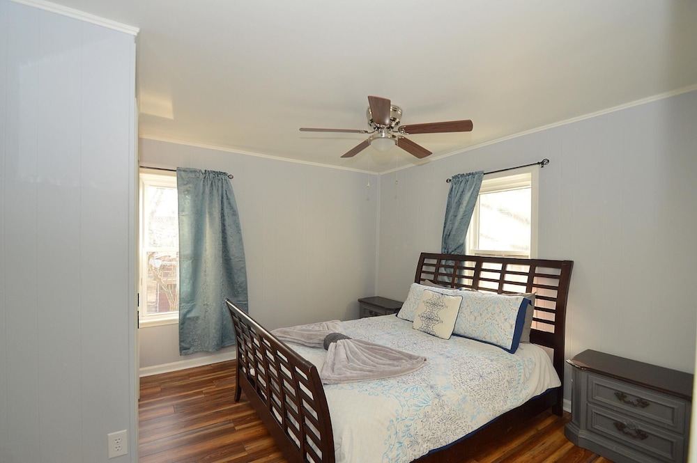 Broadway Cottage Town Hot Tub Fire Pit Grill Wifi Family Friendly Pet Friendly — 4-Star Luxury Hotel in Berkeley Springs, United States