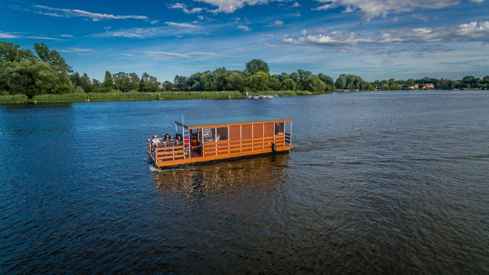 Hausboot Neustrelitz Am Zierker See — Neustrelitz