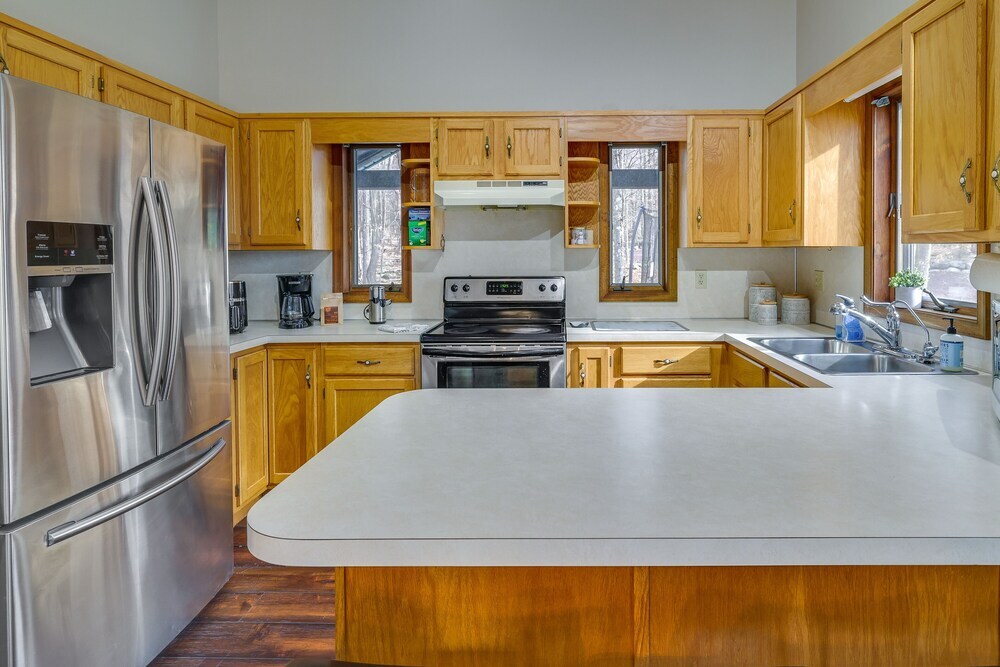 Lovely Poconos Cabin with Resort Amenities - photo 19