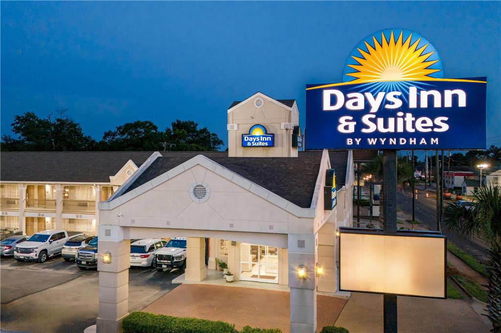 Days Inn by Wyndham Nacogdoches SFA University Downtown - photo 6
