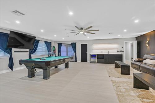 Luxury 5BR Retreat Pool Hot Tub Gym 7000sqf