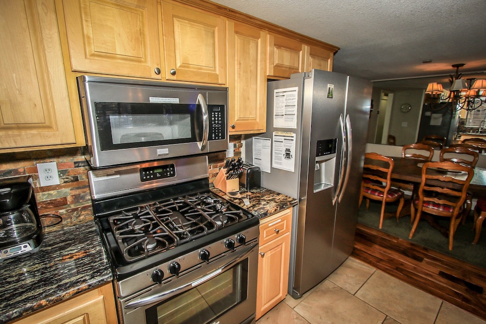 Summit Getaway Condo Affordable and ideally located Wood burning fireplace Walk to Ski Resort - photo 11