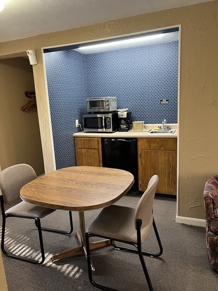 Carr's Northside Motel and Cottages - photo 29