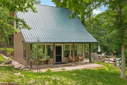Big Pine Holler 1 Mi to Beaver Lake Cabin Hot Tub — 4-Star Luxury Hotel in Rogers, United States