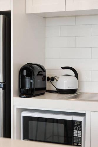 Beach Flat across the road from the beach — 4-Star Luxury Hotel in Torquay, Australia
