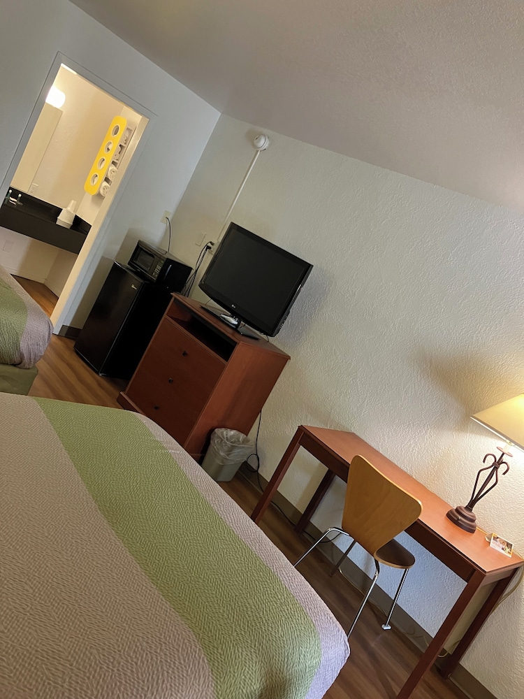 Econo Lodge - photo 10