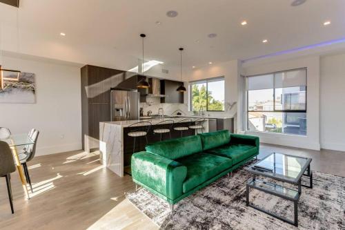 Modern 4 Bedroom Masterpiece With Rooftop Deck — 4-Star Luxury Hotel in Los Angeles, United States