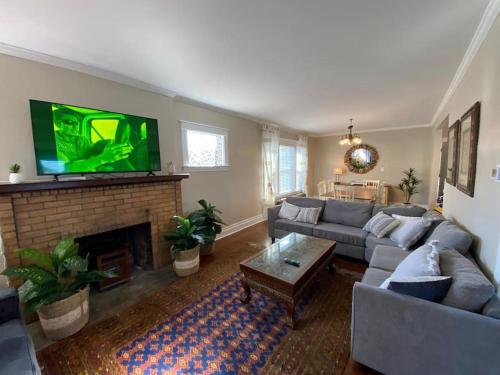 Beautifully remodeled house 1.5 miles from falls. — 4-Star Luxury Hotel in Niagara Falls, United States