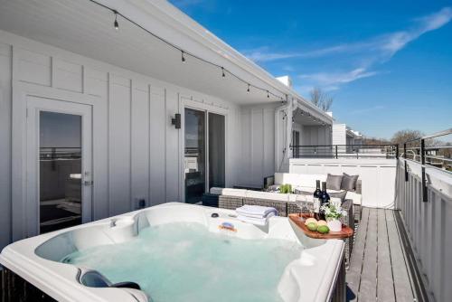 Side by Side Nash Homes Relaxing Rooftop Patios — 4-Star Luxury Hotel in Nashville, United States