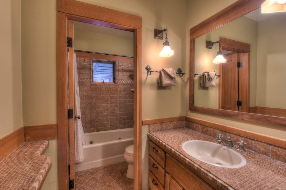 Luxury Northstar Palace w Hot Tub & Games - photo 18