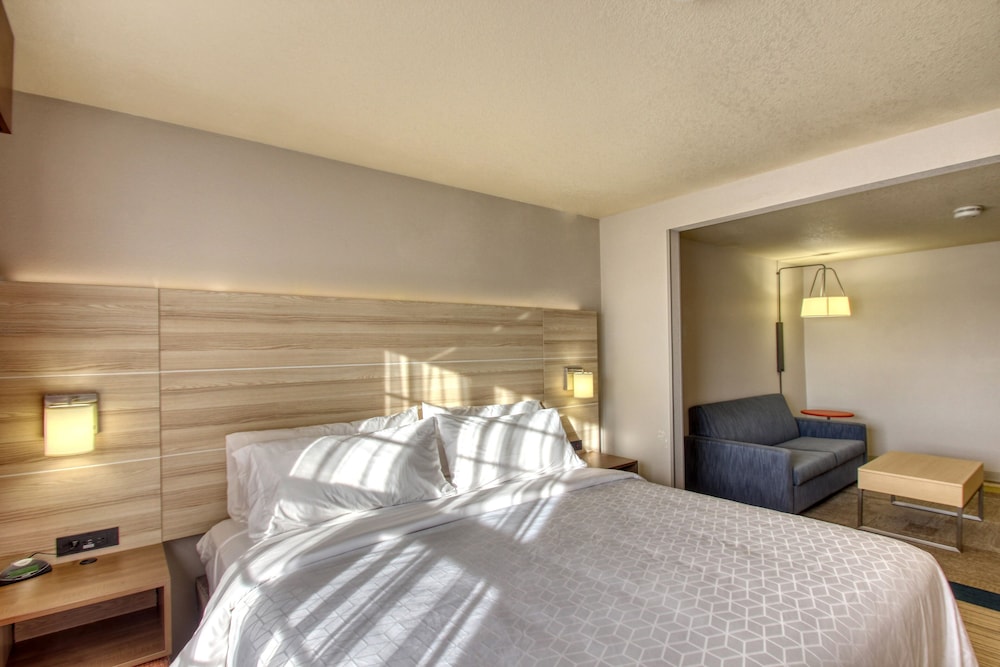 Holiday Inn Express Hotel & Suites Milwaukee Airport by IHG - photo 28