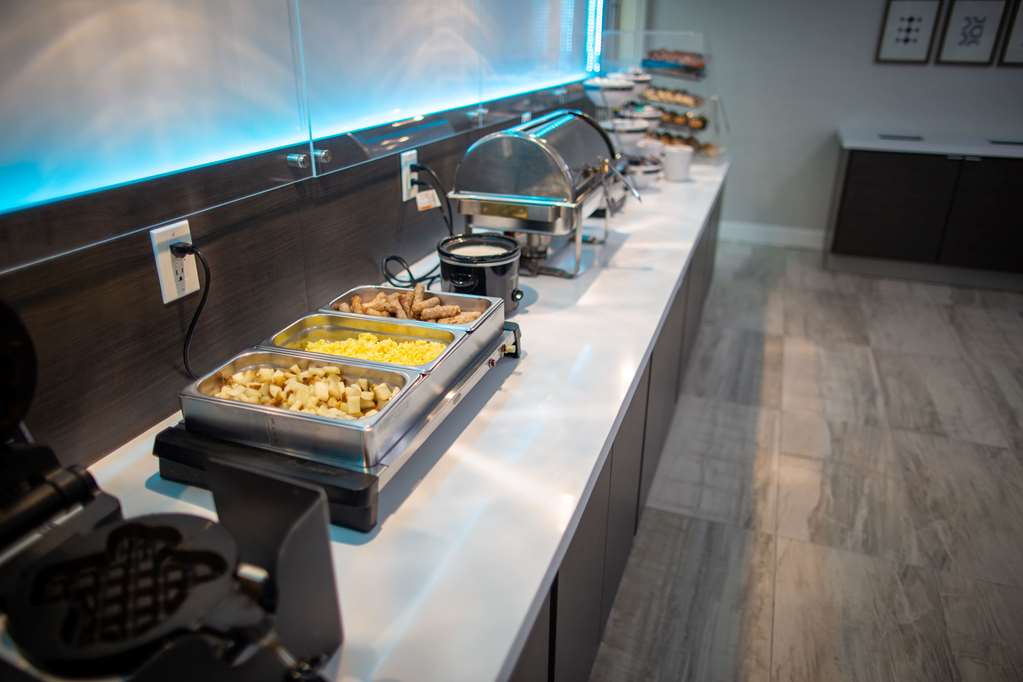 La Quinta Inn & Suites by Wyndham Houston East at Normandy - photo 46