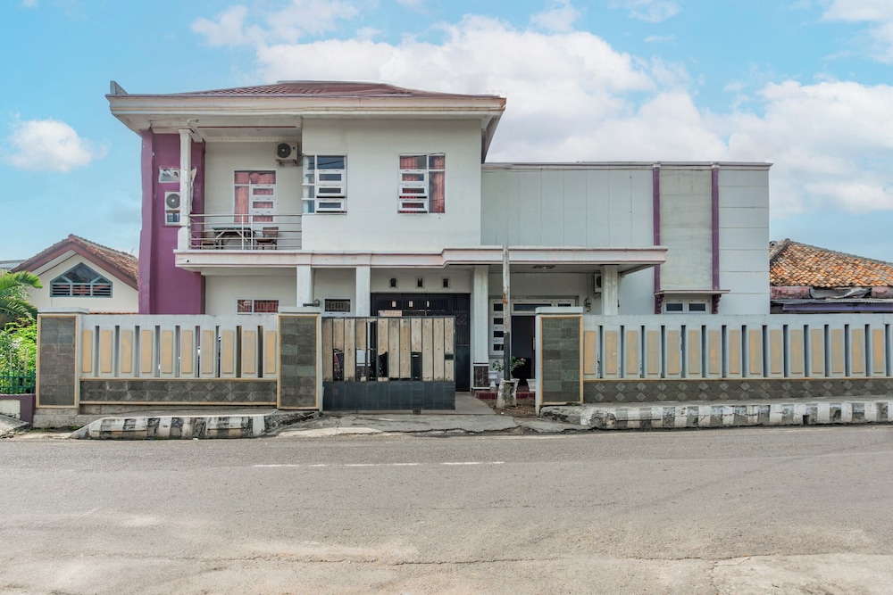 Hotel O Guest House Pahlawan Syariah — hotel in Kotabumi